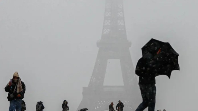 La Torre Eiffel cubierta de nieve durante el temporal Caetano. Foto La Hora: EFE