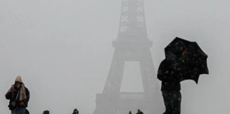 La Torre Eiffel cubierta de nieve durante el temporal Caetano. Foto La Hora: EFE