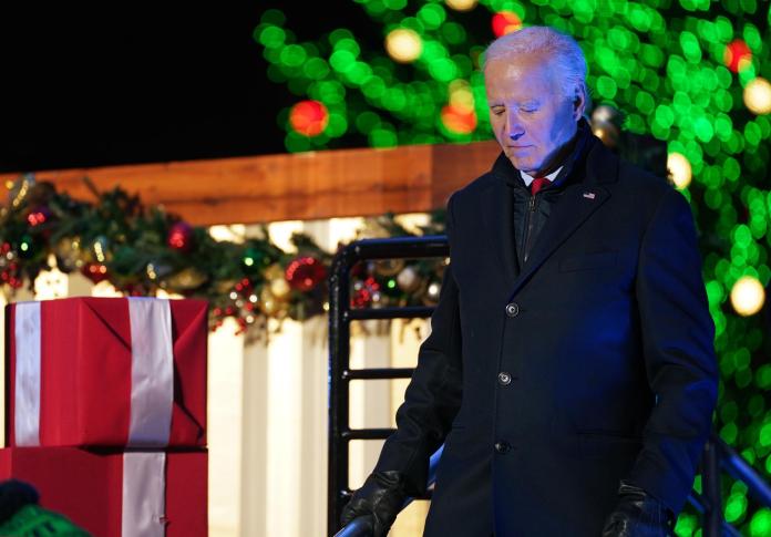 Washington (United States), 05/12/2024.- US President Joe Biden arrives to speak at the 102nd National Christmas Tree Lighting Ceremony on the Ellipse at The White House and President's Park in Washington, DC, USA, 05 December 2024. This year's tree is a 35-foot Red Spruce from Virginia's George Washington and Jefferson National Forests. EFE/EPA/BONNIE CASH / POOL