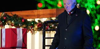 Washington (United States), 05/12/2024.- US President Joe Biden arrives to speak at the 102nd National Christmas Tree Lighting Ceremony on the Ellipse at The White House and President's Park in Washington, DC, USA, 05 December 2024. This year's tree is a 35-foot Red Spruce from Virginia's George Washington and Jefferson National Forests. EFE/EPA/BONNIE CASH / POOL