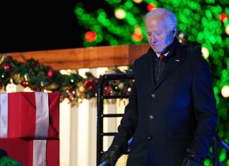 Washington (United States), 05/12/2024.- US President Joe Biden arrives to speak at the 102nd National Christmas Tree Lighting Ceremony on the Ellipse at The White House and President's Park in Washington, DC, USA, 05 December 2024. This year's tree is a 35-foot Red Spruce from Virginia's George Washington and Jefferson National Forests. EFE/EPA/BONNIE CASH / POOL