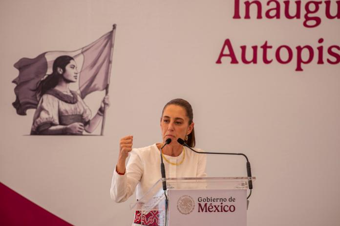 La presidenta de México, Claudia Sheinbaum, habla durante un acto este viernes en el estado de Chiapas (México). EFE/ Carlos López