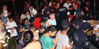 Migrantes reciben comida este martes en campamentos improvisados y plazas principales en el municipio de Tapachula en Chiapas (México). EFE/Juan Manuel Blanco