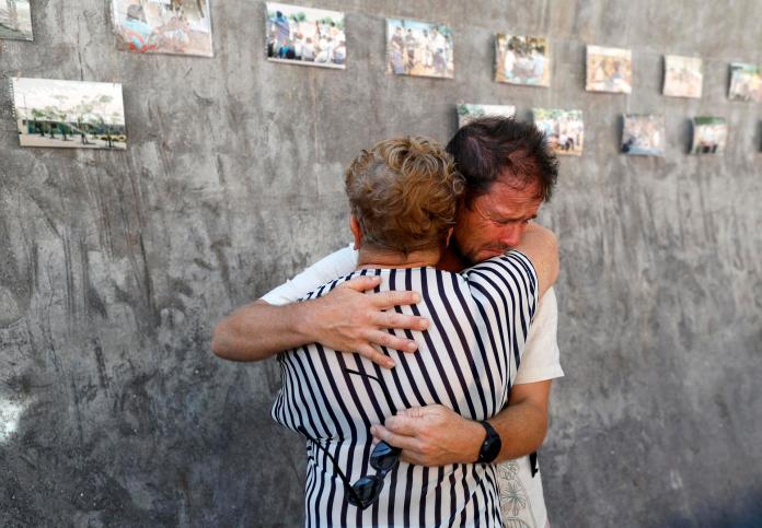 Los familiares de una víctima del tsunami de 2004 lloran durante una ceremonia religiosa para recordar el 20 aniversario del tsunami de 2004.