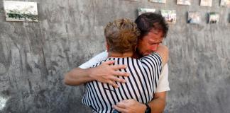 Los familiares de una víctima del tsunami de 2004 lloran durante una ceremonia religiosa para recordar el 20 aniversario del tsunami de 2004.