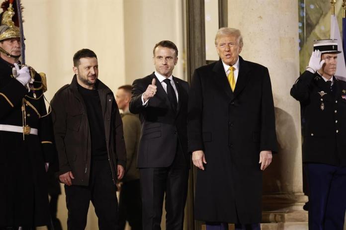 El presidente francés, Emmanuel Macron; el presidente electo de Estados Unidos, Donald Trump, y el presidente ucraniano, Volodímir Zelenski. Foto: La Hora / EFE - Mohammed Badra.