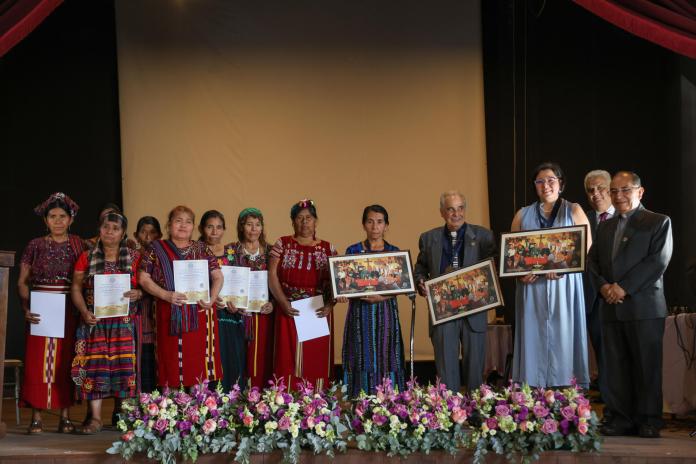 Mujeres Ixiles reciben el galardón por su lucha contra el genocidio en Guatemala