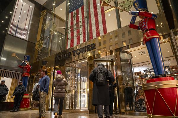 Nueva York ya se ha teñido de colores, brillo y esplendor para las festividades navideñas, en las que las temperaturas bajo cero no disuaden a los millones de turistas que visitan la ciudad para disfrutar de sus pistas de hielo, mercadillos y decoraciones. Foto La Hora: EFE