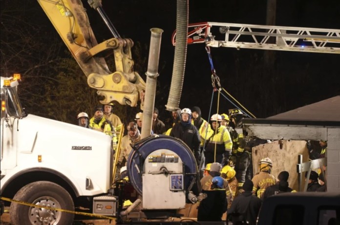 Los equipos de rescate buscan en un sumidero a Elizabeth Pollard, quien desapareció mientras buscaba a su gato, en Marguerite, Pensilvania, el martes 3 de diciembre de 2024. (Foto AP/Gene J. Puskar)