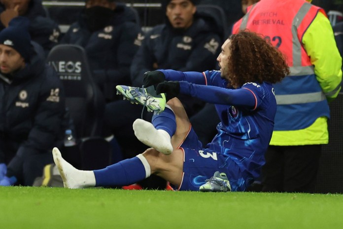 Marc Cucurella, del Chelsea, se cambia de zapatos durante el partido de fútbol de la Liga Premier inglesa entre el Tottenham y el Chelsea, en el estadio Hotspur en Londres, el domingo 8 de diciembre de 2024. Foto La Hora: AP