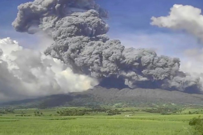 En esta imagen distribuida por el Instituto de Vulcanología y Sismología de Filipinas, se puede ver una erupción explosiva en el cráter del volcán Kanlaon, el lunes 9 de diciembre de 2024, captado desde Mansalanao, en la provincia de Negros Occidental, Filipinas. (Instituto de Vulcanología y Sismología de Filipinas vía AP)