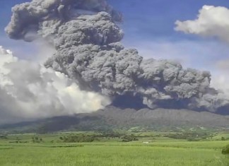 En esta imagen distribuida por el Instituto de Vulcanología y Sismología de Filipinas, se puede ver una erupción explosiva en el cráter del volcán Kanlaon, el lunes 9 de diciembre de 2024, captado desde Mansalanao, en la provincia de Negros Occidental, Filipinas. (Instituto de Vulcanología y Sismología de Filipinas vía AP)