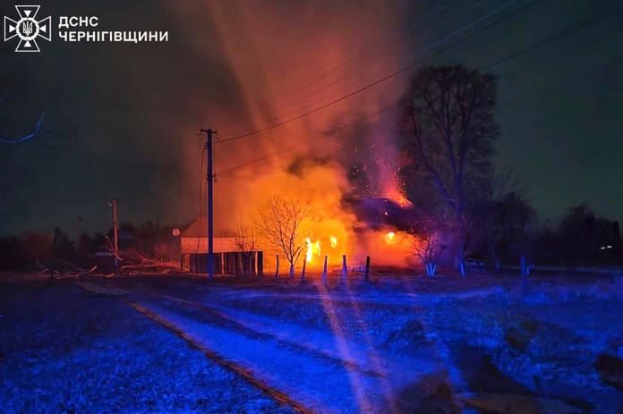 Edificios en llamas tras un ataque ruso con drones en la región de Chernihiv, Ucrania