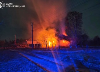 Edificios en llamas tras un ataque ruso con drones en la región de Chernihiv, Ucrania