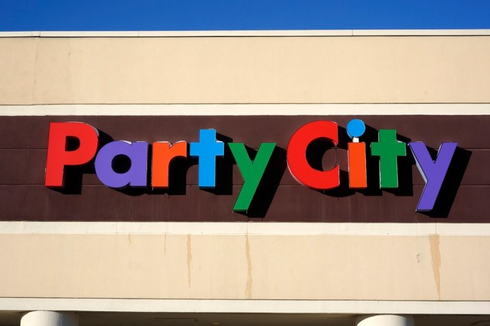 El letrero de Party City en la fachada de una tienda de Orchard Park