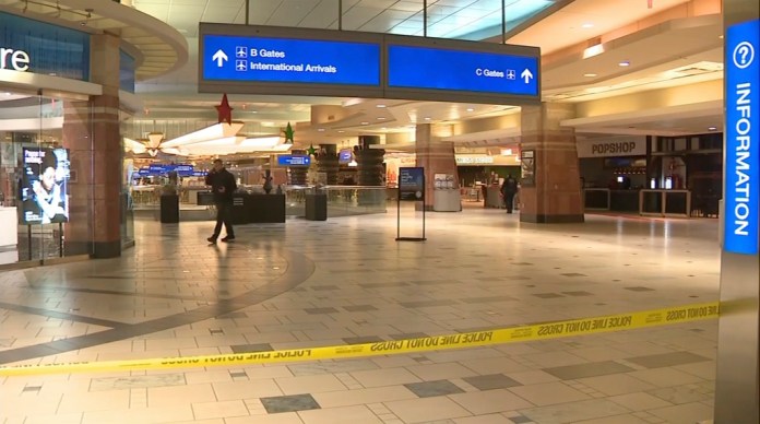 Tres personas resultaron heridas de bala y una cuarta fue apuñalada en el aeropuerto Sky Harbor de Phoenix en una aparente disputa familiar.