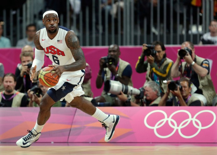 ARCHIVO - El jugador de baloncesto estadounidense Lebron James mira hacia la cancha durante la primera mitad de un partido preliminar de baloncesto masculino contra Francia en los Juegos Olímpicos de Verano de 2012, el 29 de julio de 2012, en Londres. Foto La Hora: AP