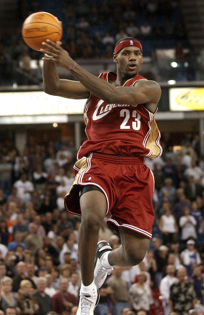 ARCHIVO - Foto del 29 de octubre del 2003, el base de los Cavaliers de Cleveland LeBron James pasa el balón en un encuentro ante los Kings de Sacramento. Foto La Hora: AP