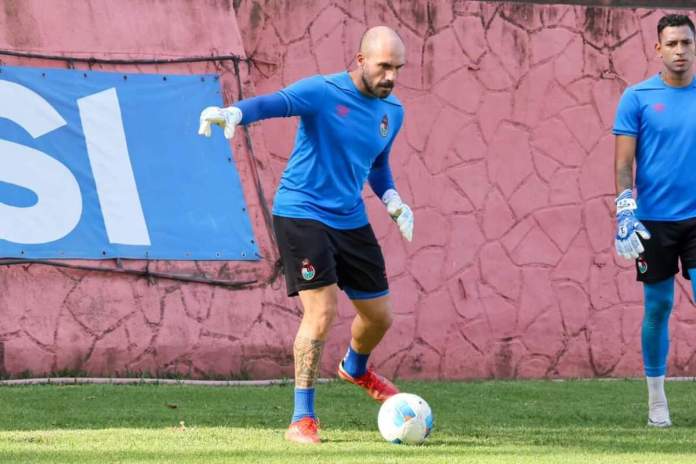 Alejandro Medina, portero de Municipal, molesto por su sustitución por la tanda de penaltis donde Antigua avanzó a las semifinales. Foto La Hora: Club Municipal