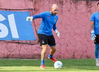 Alejandro Medina, portero de Municipal, molesto por su sustitución por la tanda de penaltis donde Antigua avanzó a las semifinales. Foto La Hora: Club Municipal