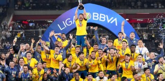 Henry Martín, del América, levanta el trofeo tras ganar la final del fútbol mexicano ante Monterrey en el estadio BBVA en Monterrey, México, el domingo 15 de diciembre de 2024. Foto La Hora: AP