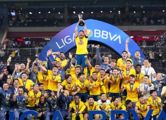 Henry Martín, del América, levanta el trofeo tras ganar la final del fútbol mexicano ante Monterrey en el estadio BBVA en Monterrey, México, el domingo 15 de diciembre de 2024. Foto La Hora: AP