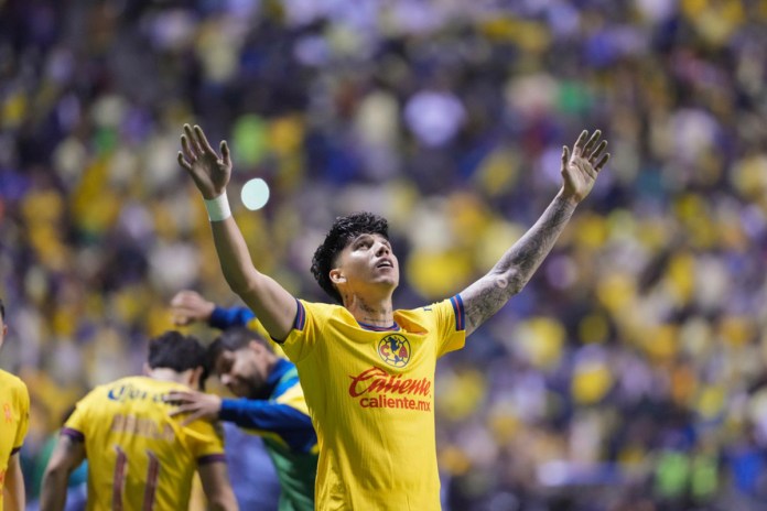 El jugador del América, Kevin Álvarez, celebra su gol ante el Monterrey por la ida de la final del torneo Apertura de México en el estadio Cuauhtémoc en Puebla, México, el jueves 12 de diciembre de 2024. Foto La Hora: AP