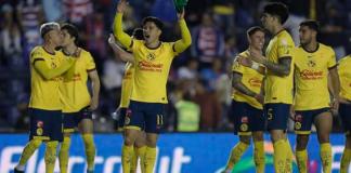 Jugadores de América celebran el triunfo ante Cruz Azul este domingo, durante un partido de vuelta de las semifinales del torneo Apertura 2024 de la Liga MX en el estadio Ciudad de los Deportes en Ciudad de México Foto La Hora: EFE