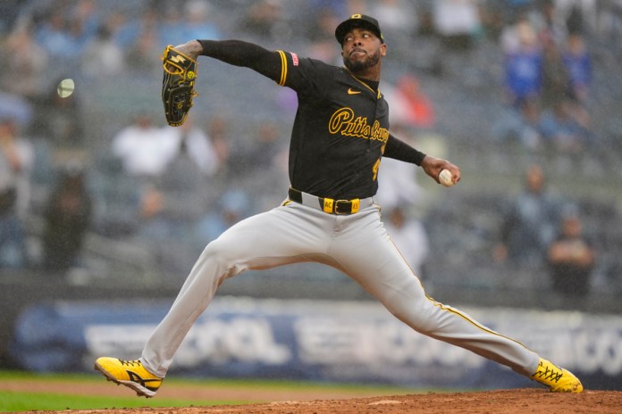 Aroldis Chapman de los Piratas de Pittsburgh lanza ante los Yankees de Nueva York, el 28 de septiembre de 2024, en Nueva York. Foto La Hora: AP