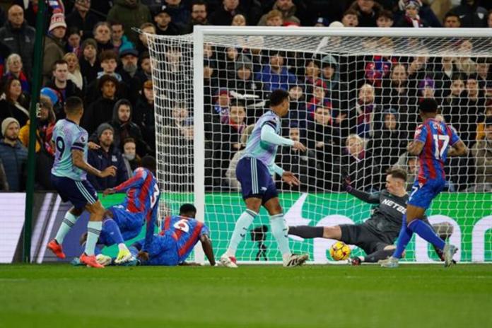 El delantero brasileño Gabriel Jesus, del Arsenal (I), logra el 0-1 durante el partido de la Premier League que han jugado Crystal Palace y Arsenal FC, en Londres, Reino Unido. Foto La Hora: EFE