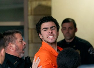 El sospechoso Luigi Mangione es llevado al tribunal del condado de Blair el martes 10 de diciembre de 2024, en Hollidaysburg, Pensilvania Foto La Hora: AP