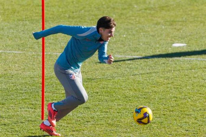 Julián Álvarez, durante el entrenamiento del Atlético este viernes. Foto La Hora: EFE