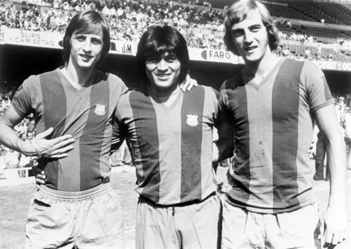 Foto de archivo del 29-7-1974 del peruano Hugo 'Cholo' Sotil (c) junto a los holandeses Johan Cruyff (i) y Johan Neeskens (d), durante la presentación de la plantilla del Barcelona 1974-75. Foto La Hora: EFE