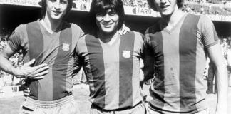 Foto de archivo del 29-7-1974 del peruano Hugo 'Cholo' Sotil (c) junto a los holandeses Johan Cruyff (i) y Johan Neeskens (d), durante la presentación de la plantilla del Barcelona 1974-75. Foto La Hora: EFE