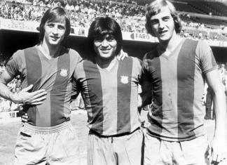 Foto de archivo del 29-7-1974 del peruano Hugo 'Cholo' Sotil (c) junto a los holandeses Johan Cruyff (i) y Johan Neeskens (d), durante la presentación de la plantilla del Barcelona 1974-75. Foto La Hora: EFE