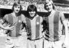 Foto de archivo del 29-7-1974 del peruano Hugo 'Cholo' Sotil (c) junto a los holandeses Johan Cruyff (i) y Johan Neeskens (d), durante la presentación de la plantilla del Barcelona 1974-75. Foto La Hora: EFE