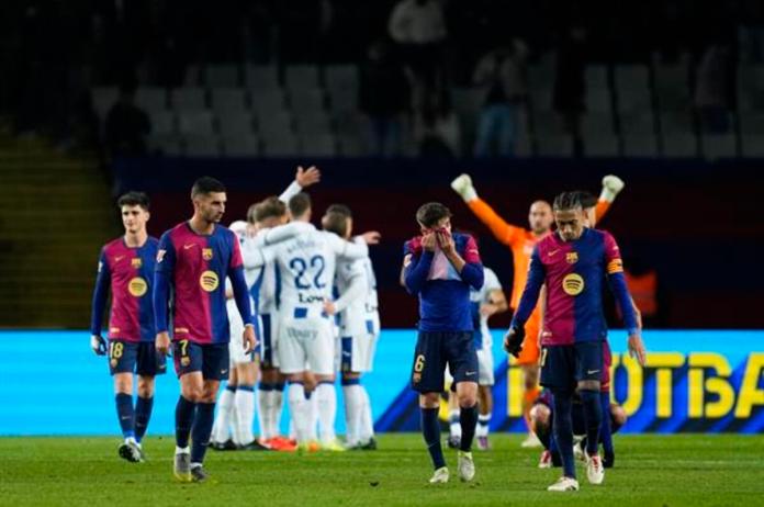 Los jugadores del FC Barcelona tras el partido de la jornada 17 de LaLiga que FC Barcelona y CD Leganés disputaron este domingo en el estadio Lluís Companys, en Barcelona Foto La Hora: EFE