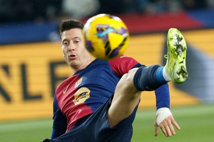 Robert Lewandowski del Barcelona disputa el balón durante el partido de la Liga española de fútbol entre Barcelona y Leganés en el Estadio Olímpico Lluis Companys en Barcelona, ​​España, el domingo 15 de diciembre de 2024. Foto La Hora: AP