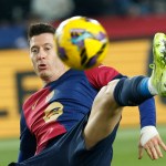 Robert Lewandowski del Barcelona disputa el balón durante el partido de la Liga española de fútbol entre Barcelona y Leganés en el Estadio Olímpico Lluis Companys en Barcelona, ​​España, el domingo 15 de diciembre de 2024. Foto La Hora: AP