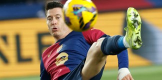 Robert Lewandowski del Barcelona disputa el balón durante el partido de la Liga española de fútbol entre Barcelona y Leganés en el Estadio Olímpico Lluis Companys en Barcelona, ​​España, el domingo 15 de diciembre de 2024. Foto La Hora: AP