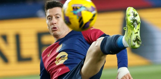 Robert Lewandowski del Barcelona disputa el balón durante el partido de la Liga española de fútbol entre Barcelona y Leganés en el Estadio Olímpico Lluis Companys en Barcelona, ​​España, el domingo 15 de diciembre de 2024. Foto La Hora: AP