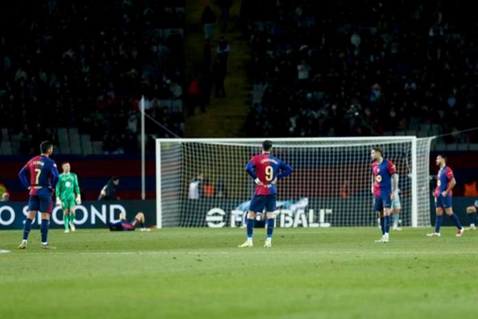 Los jugadores del FC Barcelona durante el partido de la jornada 18 de LaLiga entre el FC Barcelona y el Atlético de Madrid, este sábado en el estadio olímpico Lluis Companys. Foto La Hora: EFE