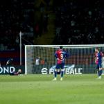 Los jugadores del FC Barcelona durante el partido de la jornada 18 de LaLiga entre el FC Barcelona y el Atlético de Madrid, este sábado en el estadio olímpico Lluis Companys. Foto La Hora: EFE