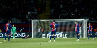 Los jugadores del FC Barcelona durante el partido de la jornada 18 de LaLiga entre el FC Barcelona y el Atlético de Madrid, este sábado en el estadio olímpico Lluis Companys. Foto La Hora: EFE