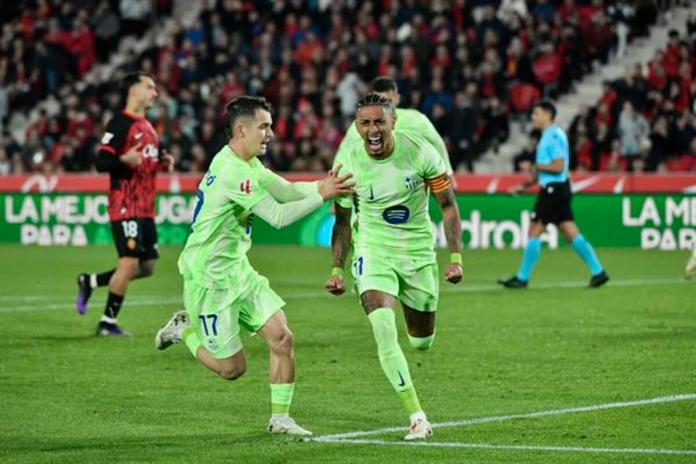 Los jugadores del FC Barcelona, el brasileño Raphinha (d) y Marc Casadó, celebran tras marcar el segundo gol ante el Mallorca, durante el partido de la jornada 19 de LaLiga EA Sports que RCD Mallorca y FC Barcelona disputaron en el estadio de Son Moix. Foto La Hora: EFE