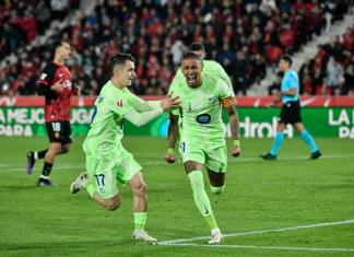 Los jugadores del FC Barcelona, el brasileño Raphinha (d) y Marc Casadó, celebran tras marcar el segundo gol ante el Mallorca, durante el partido de la jornada 19 de LaLiga EA Sports que RCD Mallorca y FC Barcelona disputaron en el estadio de Son Moix. Foto La Hora: EFE