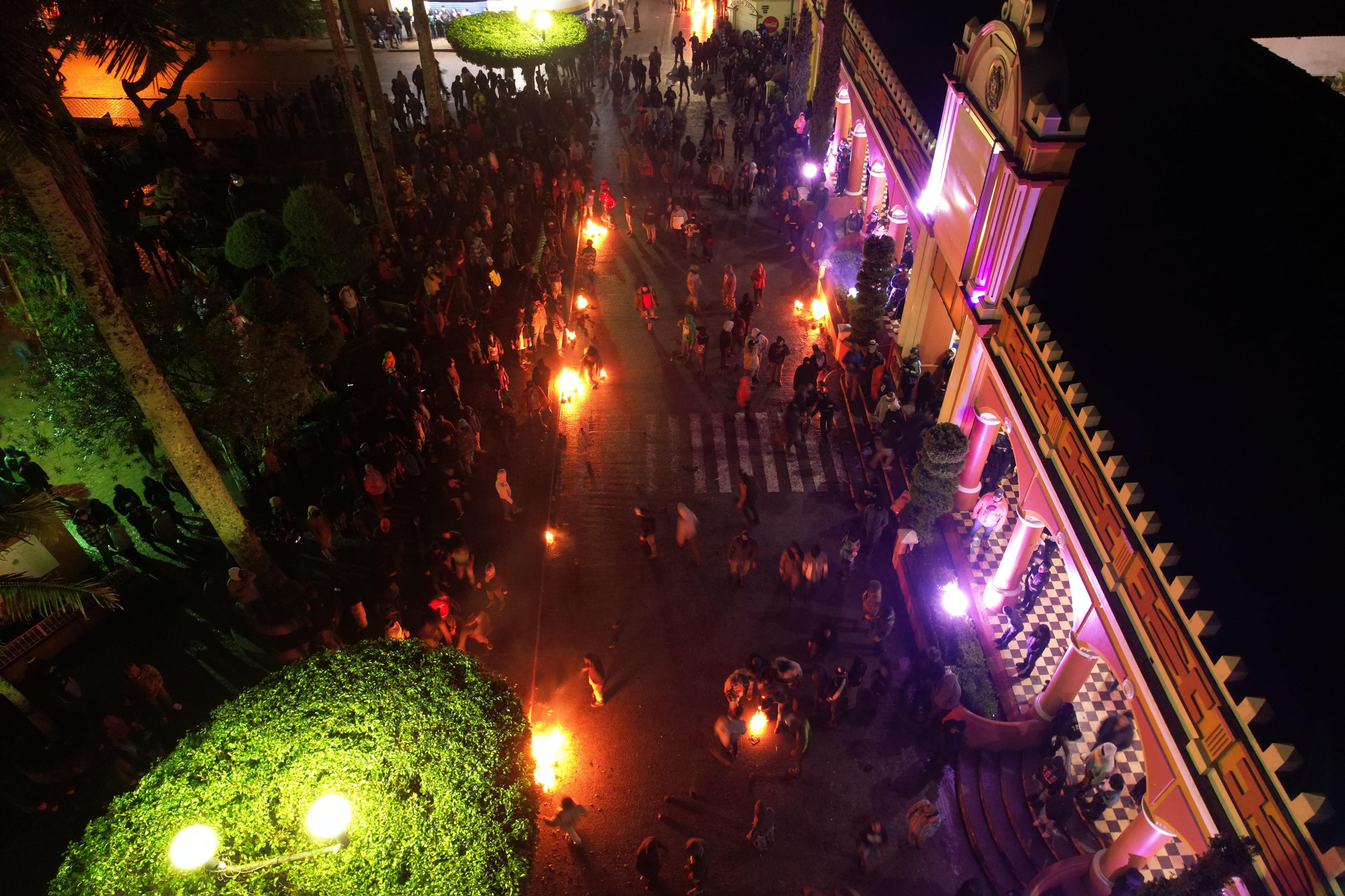 "Las bolas de fuego", la tradición en honor a la Inmaculada Concepción en San Cristóbal Verapaz