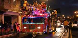 Desfile navideño de los Bomberos Voluntarios