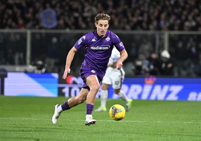 El italiano Edoardo Bove, jugador del Fiorentina que entró en parada cardiorrespiratoria el pasado 1 de diciembre durante un partido ante el Inter Milán, se sometió este lunes a una operación en la que le fue implantado un desfribilador subcutáneo extraíble. Foto La Hora: EFE