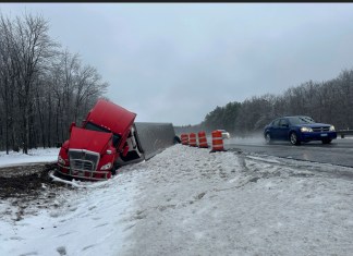 EE.UU.: Tormenta provoca caos en estaciones de esquí y cortes de luz por viento Un camión con remolque con un cargamento de naranjas se ve a un costado de la carretera tras patinar en el Maine Turnpike, la mañana del miércoles 11 de diciembre de 2024 en New Gloucester, Maine. Foto La Hora: AP